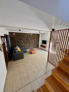 サンフアンにあるDuplex - Condado del Solのソファとテレビのあるリビングルーム