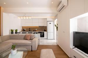 a living room with a couch and a kitchen at Lucy's Αpartment in Agios Nikolaos