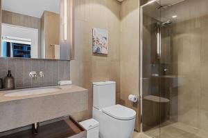 Un baño con inodoro, lavabo y ducha. en New Private Apt on Star Casino Brisbane, en Brisbane 14 fotos más