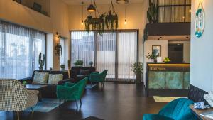 Un vestíbulo con sofás y sillas en un edificio. en Roxon Sea Sand Bat Yam, en Bat Yam