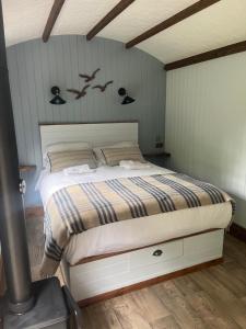 Ένα ή περισσότερα κρεβάτια σε δωμάτιο στο Woodside Shepherd Hut with free parking - Hawsker near whitby