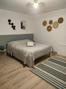 a bedroom with a bed and a rug at Gîte au coeur du Plantaurel 