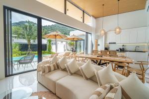 a living room with a couch and a table at Villa Natali - Lamai in Amphoe Koh Samui