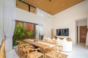 a dining room with a wooden table and chairs at Villa Natali - Lamai in Amphoe Koh Samui