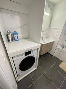 Ένα μπάνιο στο Superb 3 Bedroom near to Paris with Parking +30 φωτογραφίες