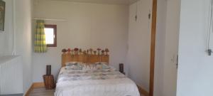 Un dormitorio con una cama con cabecero de madera. en Gite en Forterre, en Druyes-les-Belles-Fontaines 20 fotos más