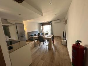 a kitchen and dining room with a table in a room at Apartamentos Rurales La Estrella in Casar de Palomero +1 photo