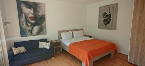 Giường trong phòng chung tại Cozy little nest, Bled region +14 ảnh