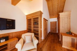 Televízia a/alebo spoločenská miestnosť v ubytovaní Via Salina - Hotel am See - Adults Only