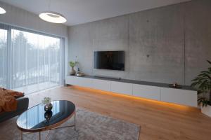 Televízia a/alebo spoločenská miestnosť v ubytovaní 3D Park Living Apartment