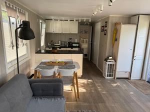 un salon avec un canapé et une table dans l'établissement Bujając w obłokach domek nr 22, à Gąski