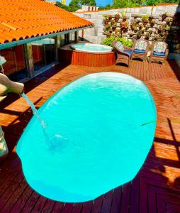 Bazén v ubytování Casa charmosa com piscina aquecida, jacuzzi, ar nebo v jeho okolí