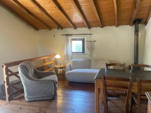 a living room with a couch and a table at Quinta do Sobral de São Geraldo in São Geraldo