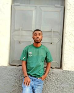 un hombre parado frente a una puerta de garaje en Djibouti hotel room, en Dire Daua