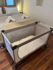 Postel nebo postele na pokoji v ubytování 6 P Apartment, Central, Fast Internet, Work Station, Family & Group Friendly, Washer, Kitchen