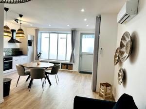 a kitchen and living room with a table and chairs at Loft Moderne climatisé centre ville in Valence