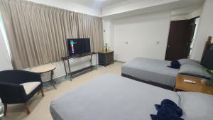 een hotelkamer met twee bedden en een flatscreen-tv bij Beach Patio Paradise in Cancun +16 foto's