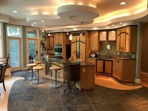 Η κουζίνα ή μικρή κουζίνα στο Luxury Villa in Cary - Raleigh