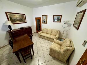 a living room with a piano and a couch at Moto-apartment in Boccaleone
