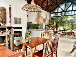a kitchen and dining room with a table and chairs at Nhà Lúa Homestay in Ninh Binh