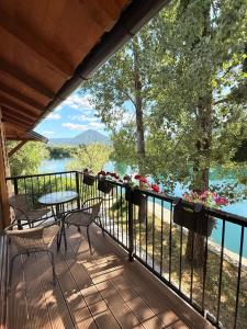 a balcony with a table and chairs and a view of a lake at Una Dreams in Bare
