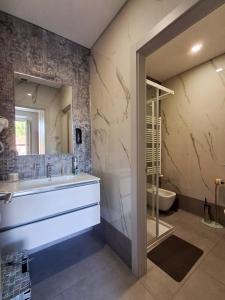 Un baño con bañera, lavabo y espejo. en Casa del corso, en Collegno 72 fotos más