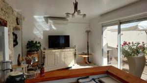 Μια τηλεόραση ή/και κέντρο ψυχαγωγίας στο Location saisonnière proche de Royan