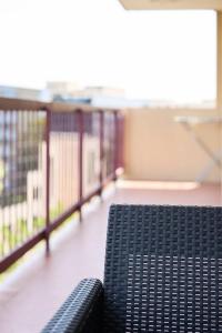 a black bench sitting on top of a balcony at Appartement 3 pièces Nice-Ouest in Nice