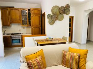 a living room with a couch and a kitchen at Radice Libera - Casa di campagna in Castel San Lorenzo