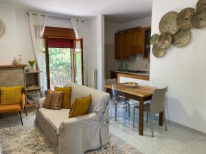 a kitchen and living room with a table and a couch at Radice Libera - Casa di campagna in Castel San Lorenzo