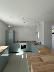 una cocina con armarios azules y encimeras de madera en Dinard centre, en Dinard