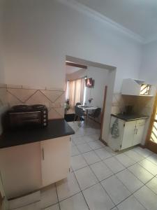 una cocina con fregadero y encimera en TANS Guest suite, en Centurion