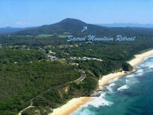 una vista aérea de la playa y del océano en Sacred Mountain Retreat en Nambucca Heads