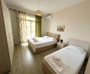 Кровать или кровати в номере Shkodra Apartments