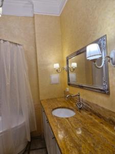 a bathroom with a sink and a mirror at Затишна квартира на Майдані Незалежності in Kyiv