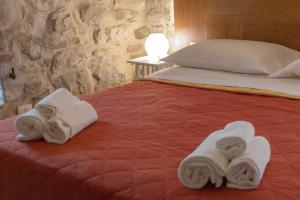 Un dormitorio con una cama con toallas. en Appartamenti Pietrachiara, en Perugia