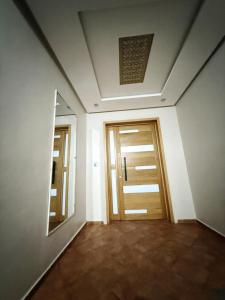 an empty room with a door and a mirror at appartement bien situé a SALAM in Agadir +13 photos