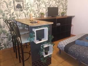 a room with a table and a desk with a tableablish at Nouveau studio 1 d'Amiens in Amiens