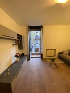 un soggiorno con un divano e un tavolo di Garibaldi Island Apartment in the heart of Milan a Milano