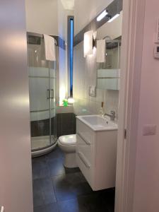 un bagno con wc, doccia e lavandino di Garibaldi Island Apartment in the heart of Milan a Milano Altre 17 foto