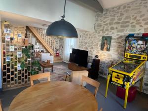 a room with a table and a video game at Villa au centre de Nîmes in Nîmes