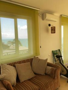 コブレチにあるcool flat with 2 rooms on the beachの窓のあるリビングルーム(ソファ付)
