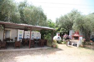 Olive Garden Villas and Apartments外面的花园