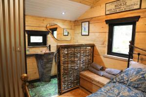 Posezení v ubytování Woodcutters' Cabin Authentic Log Cabin Talybont Aberystwyth SY245DW