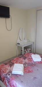 プラヤ・デ・ラス・アメリカスにあるLas Floritasのベッドルーム(洗面化粧台、鏡付) +9枚の写真