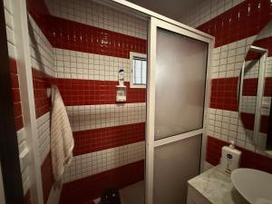 Koupelna v ubytování Logement Cozy avec Jardin et Piscine - Mer à 3 Minutes + 42 fotografií