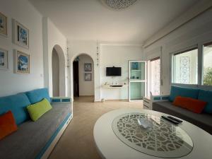 TV a/nebo společenská místnost v ubytování Logement Cozy avec Jardin et Piscine - Mer à 3 Minutes