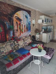 プラヤ・デ・ラス・アメリカスにあるLas Floritasの壁画のあるリビングルームのソファ
