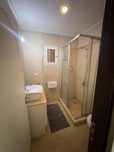 Koupelna v ubytování Logement Cozy avec Jardin et Piscine - Mer à 3 Minutes