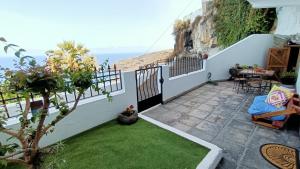 balkon z widokiem na ocean w obiekcie La Casita del acantilado w mieście Puerto de la Madera